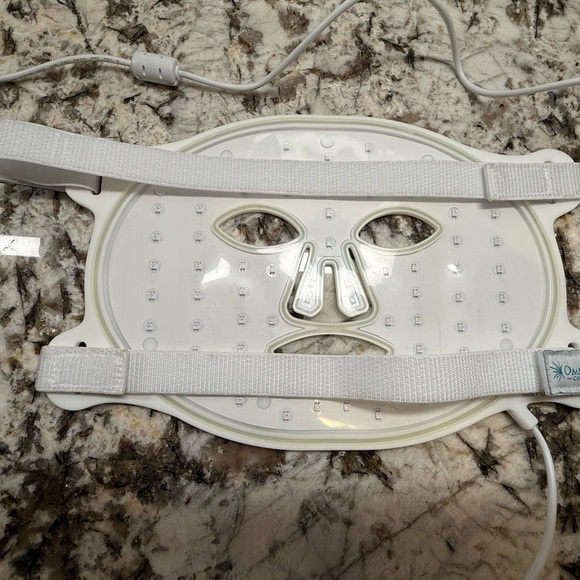 Omnilux Contour Face Mask - White and Green - Picture 3 of 5